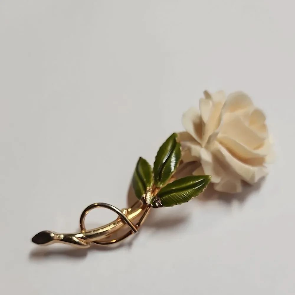 12K Gold Filled Carved Cream Floral Brooch